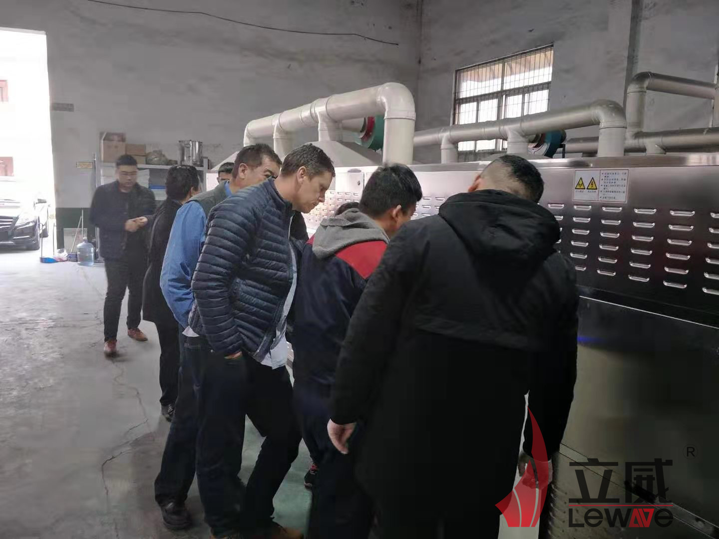 我司员工向客户演示设备使用