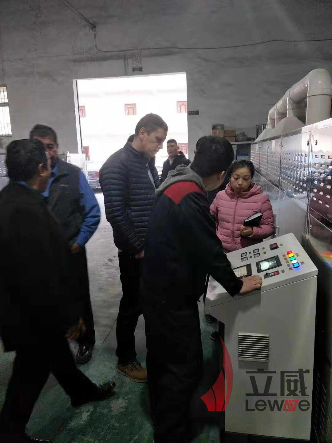 我司员工向客户演示设备使用